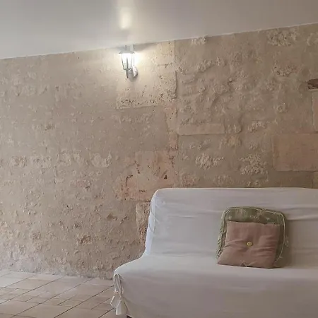 Cosy, Sur Jardin, Terrasse Privee, Parking Au Calme En Rdc Gémozac